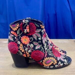 CROWN VINTAGE Floral bright embroidered bootie PEEP TOE BOOTIES SZ 8 - NWOT